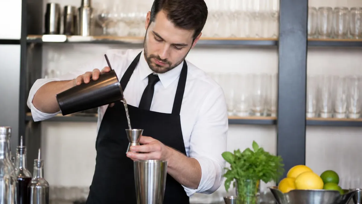 Bartender Drink Recipes: The Complete Guide to Mastering Classic and Modern Cocktails Behind the Bar